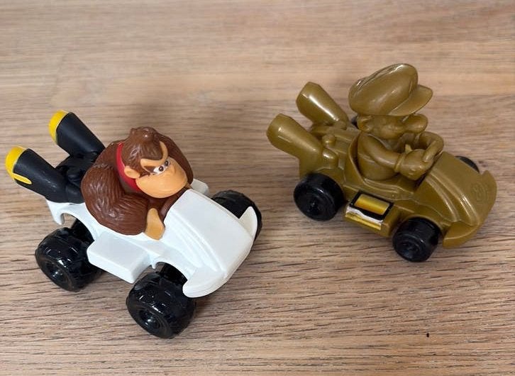 McDonald's Happy Meal Mario Kart Donkey Kong en Gouden Mario, Ophalen of Verzenden, Zo goed als nieuw