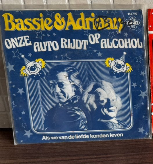 Bassie en Adriaan, onze auto rijdt op alcohol, Cd's en Dvd's, Ophalen of Verzenden, Zo goed als nieuw, Overige formaten