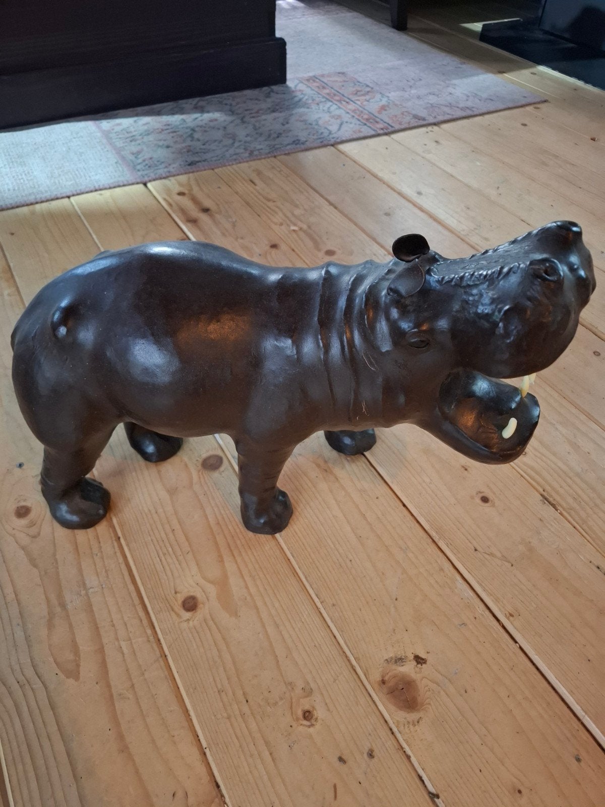 Uniek nijlpaard beeld van leer, Antiek en Kunst, Beeld, Bruin, Overige stijlen, Leer