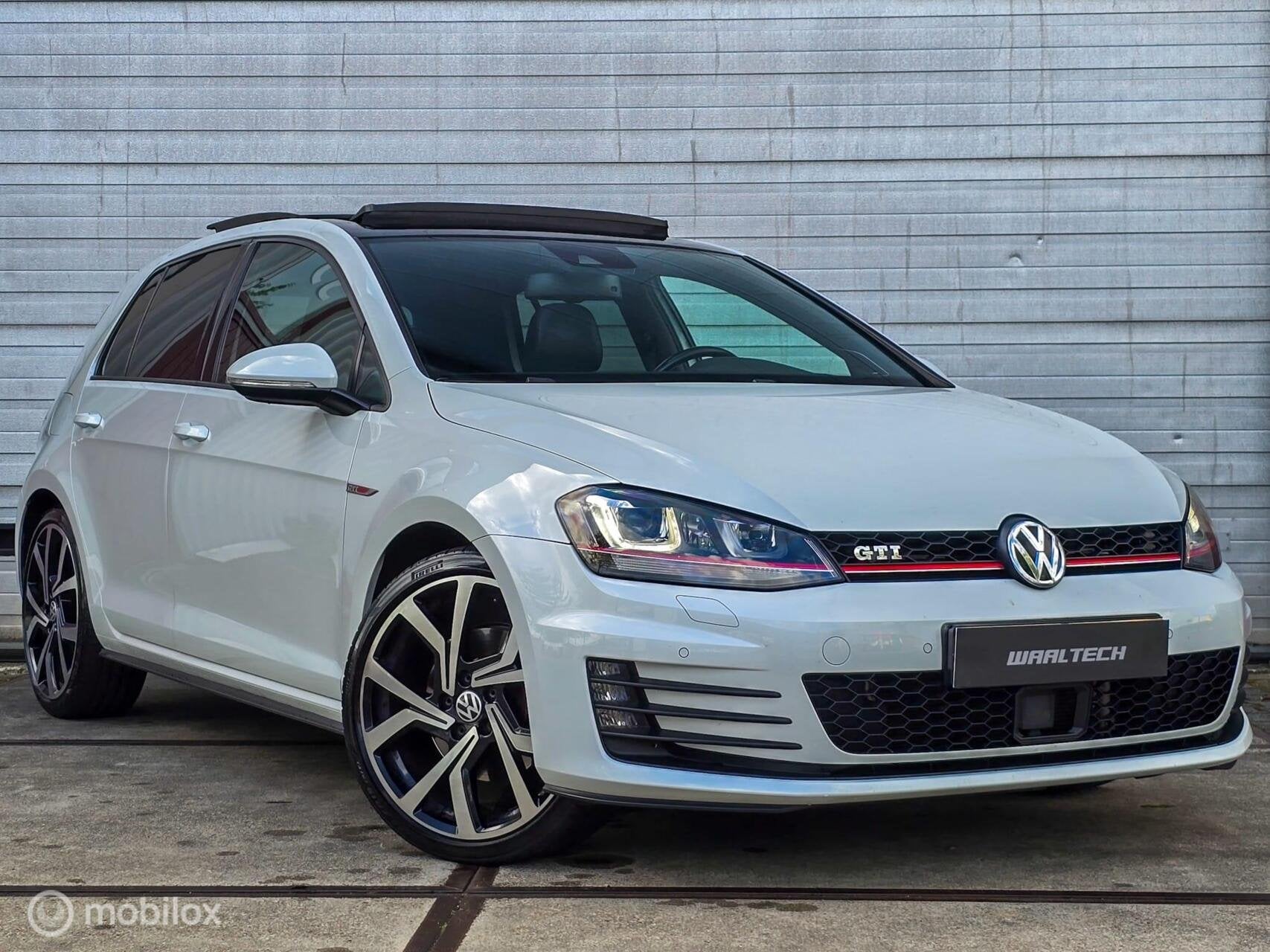 VOLKSWAGEN GOLF 2.0 GTI PERFORMANCE/PANO/LEER/DYN/CARPLAY, Gebruikt, 4 cilinders, 1984 cc, Wit