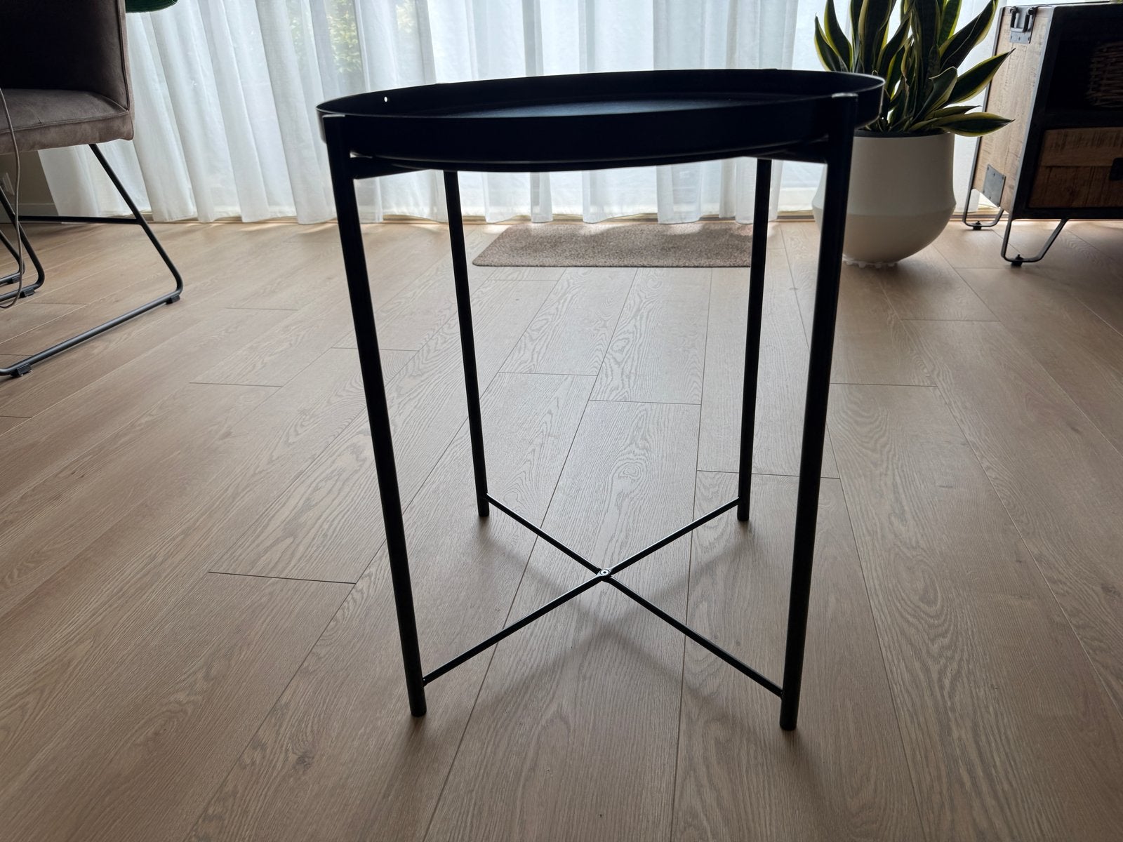 Stijlvolle zwarte bijzettafel van IKEA, Huis en Inrichting, Minder dan 55 cm, Metaal of Aluminium, Rond, Zo goed als nieuw
