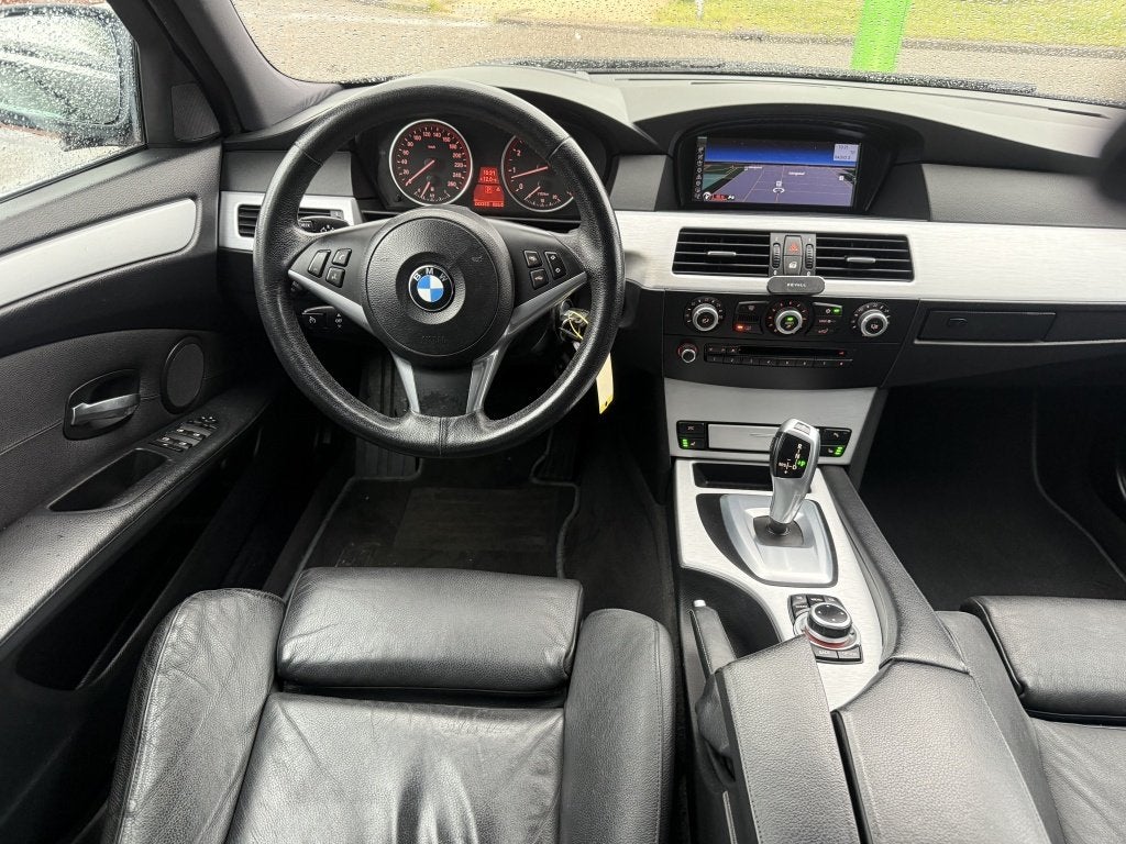 BMW 5 Serie Touring 525i Business Line Edition II | trekhaak, Auto's, BMW, Gebruikt, Zwart, 2000 kg, Automatische klimaatregeling