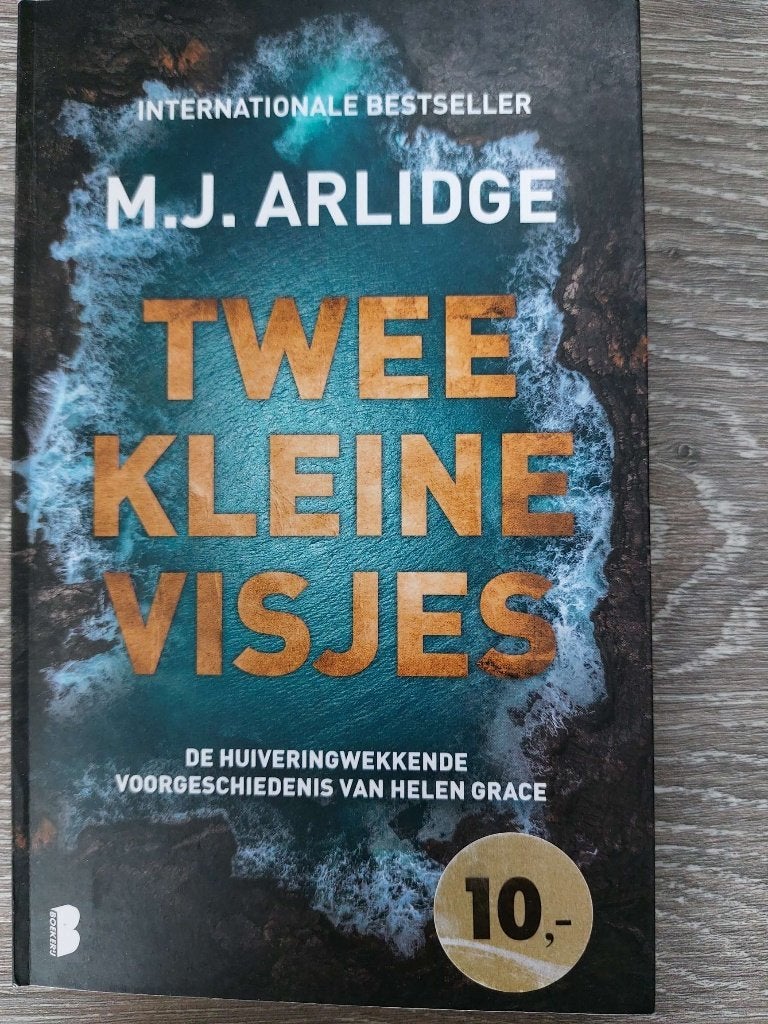 M.J. Arlidge - Twee kleine visjes, Boeken, Ophalen of Verzenden, Zo goed als nieuw, M.J. Arlidge
