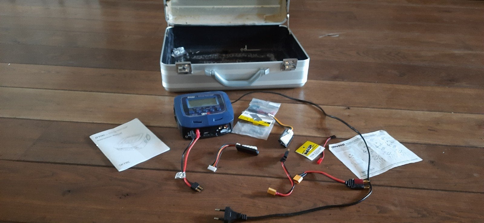 SKYRC D100 v2 AC/DC Dual Balance Lader met accessoires, Hobby en Vrije tijd, Modelbouw | Radiografisch | Auto's, Ophalen of Verzenden