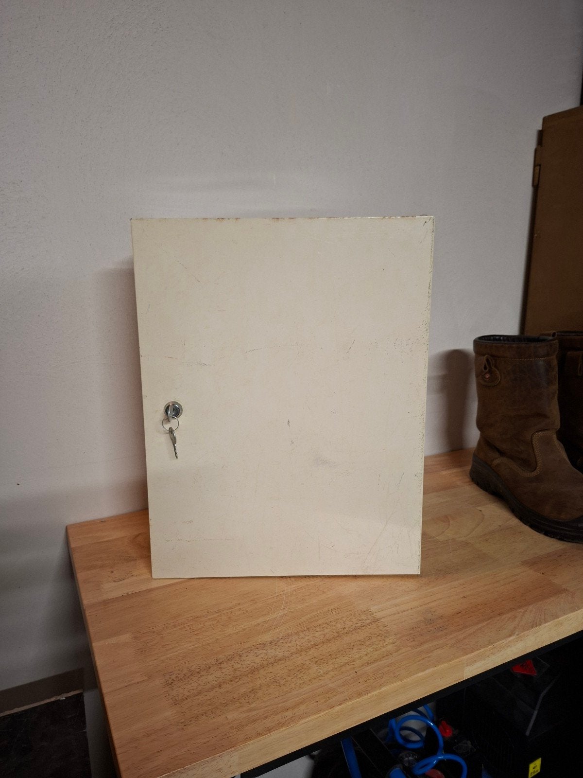 Vintage metalen medicijnkastje met sleutel, Ophalen, Gebruikt