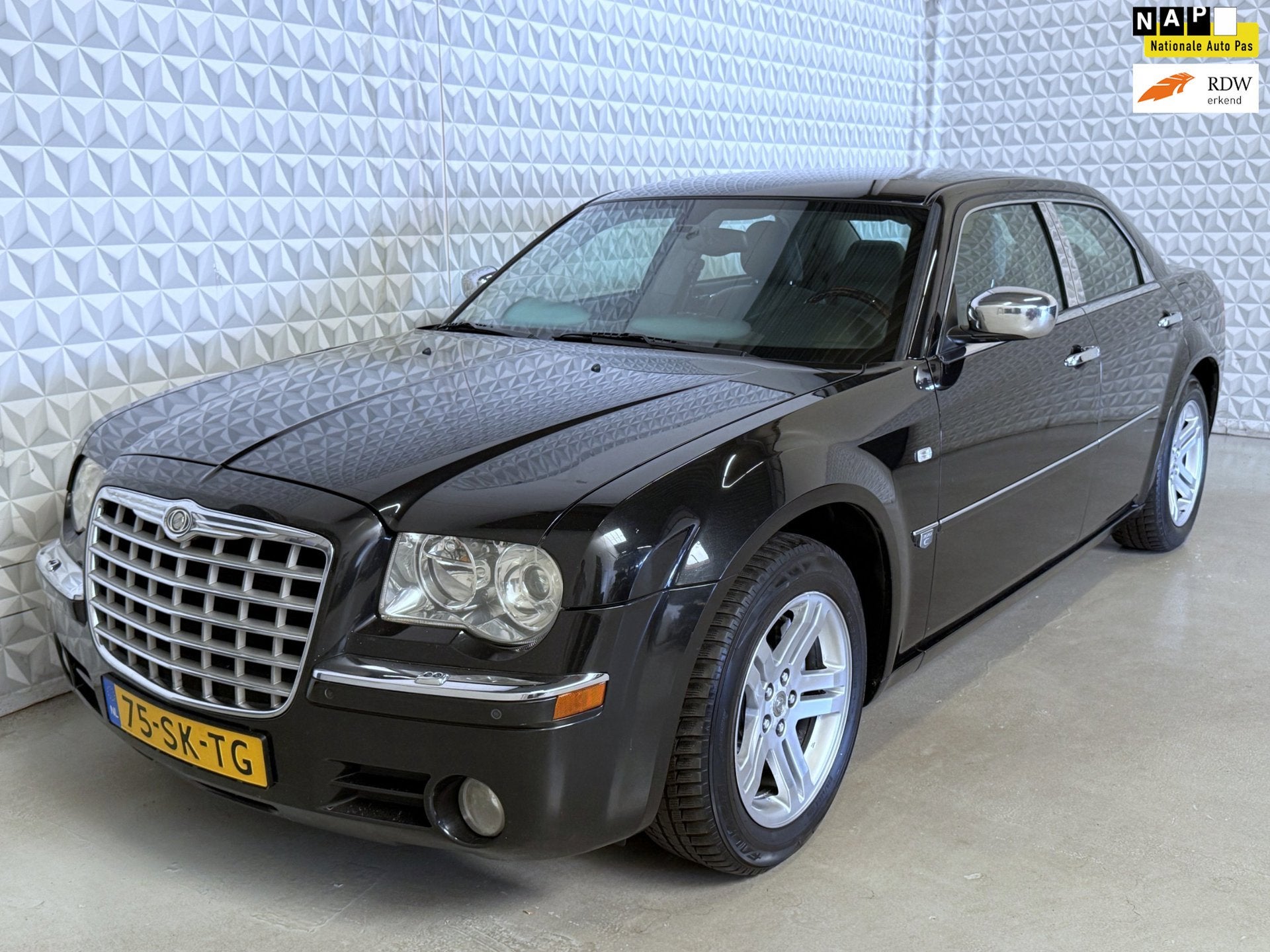 Chrysler 300C 2.7 V6 voor Export, Handel of Handige Harry! (, Auto's, Automaat, Gebruikt, Zwart, Bedrijf
