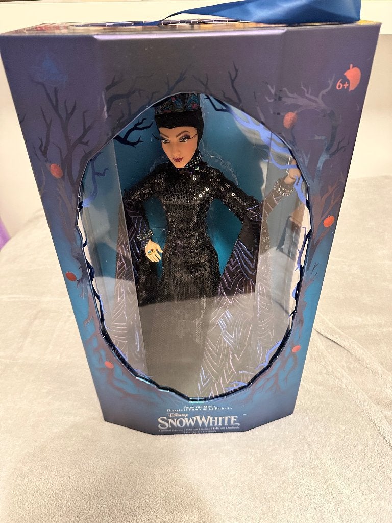 Disney Evil Queen Limited edition doll 43cm, nieuw, Verzamelen, Ophalen of Verzenden, Sneeuwwitje of Doornroosje, Nieuw, Beeldje of Figuurtje
