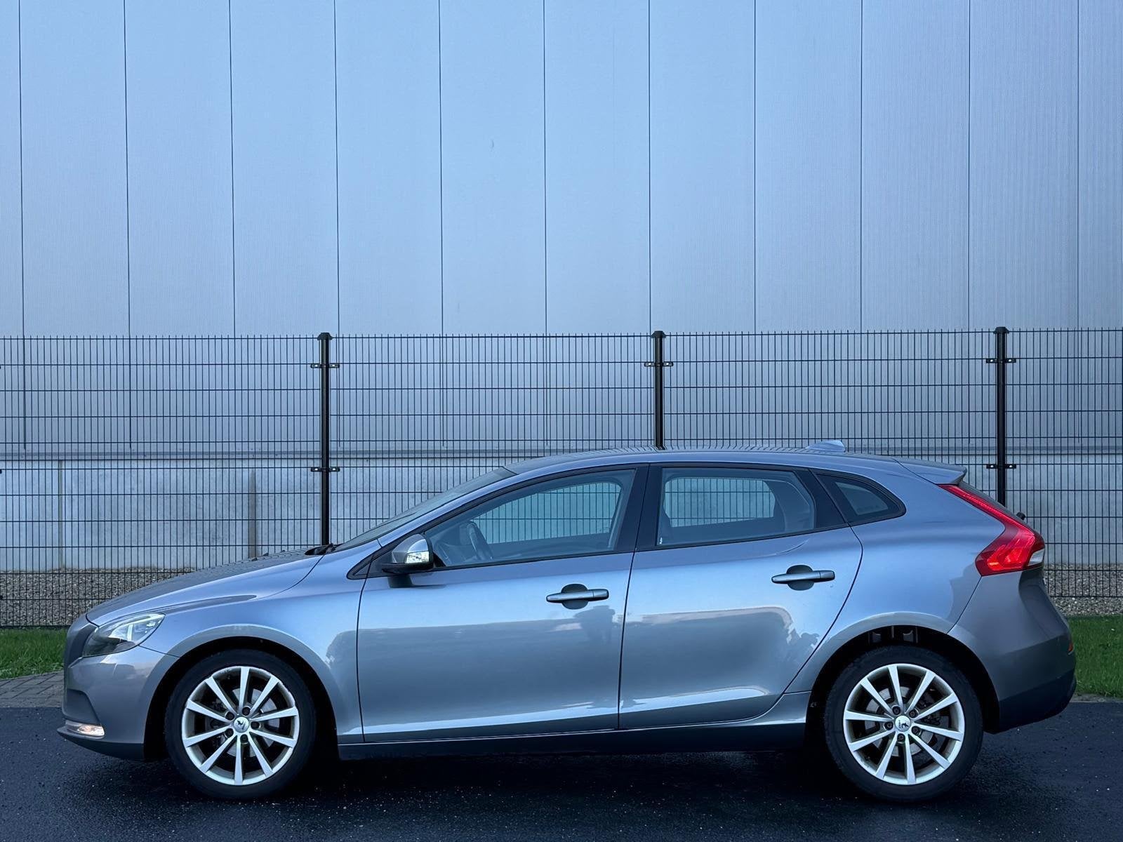 Volvo V40 1.6 D2 Momentum| LEDER | NAVI | CLIMATE, Voorwielaandrijving, Euro 6, 4 cilinders, Leder