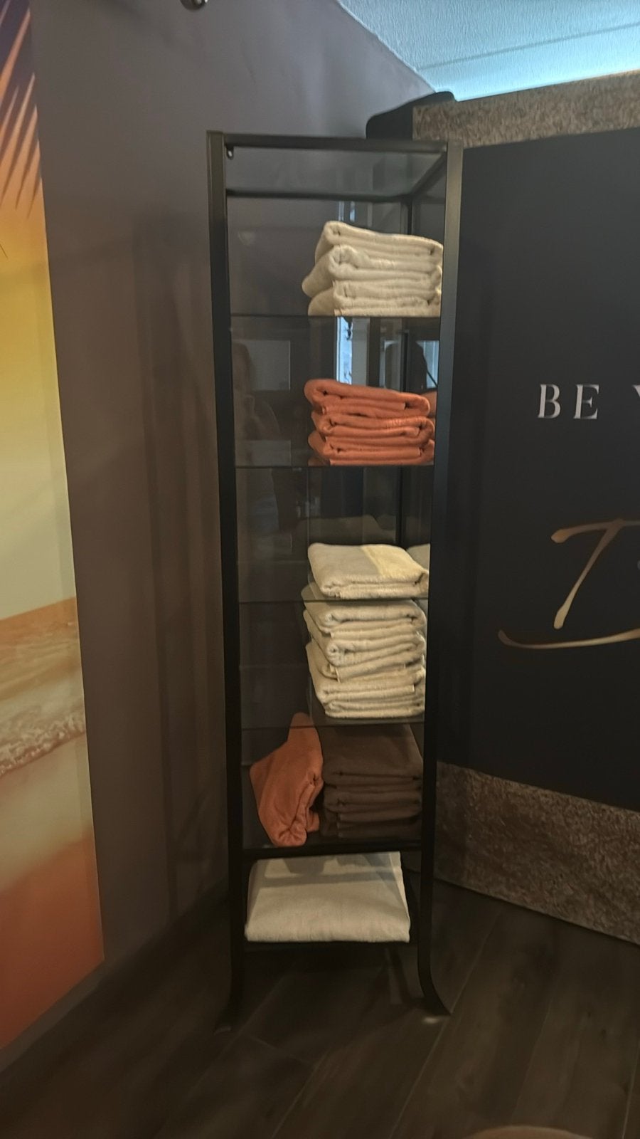 Elegante glazen vitrinekast met metalen frame, Ophalen, Met plank(en), Minder dan 50 cm, Minder dan 25 cm