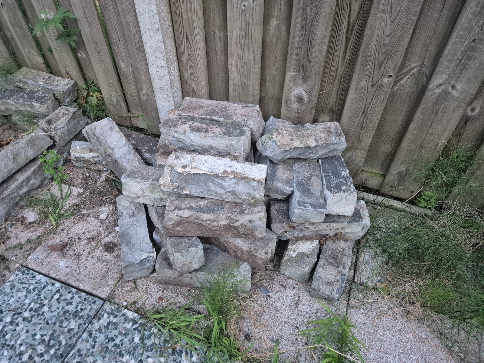 Grijze stapelblokken/muurblokken voor tuin of border, Tuin en Terras, Grind, Keien en Split, Overige materialen, Gebruikt, Ophalen of Verzenden