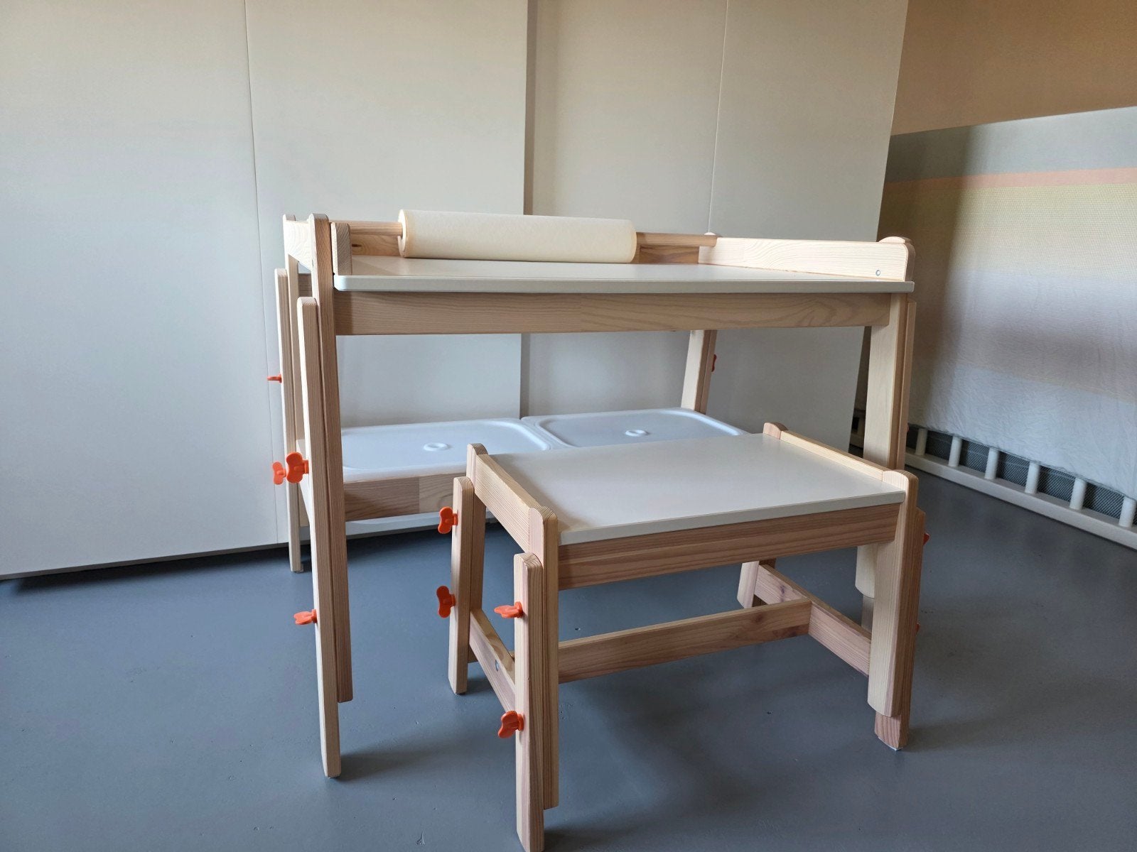 Ikea Kinderbureau verstelbaar met kruk en opbergbakken, Ophalen, Zo goed als nieuw, Tafel(s) en Stoel(en)