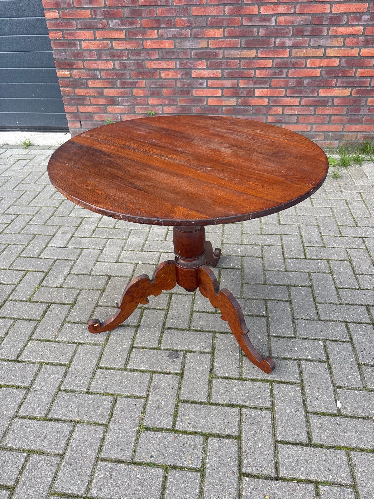Antieke ronde bijzettafel met gedraaide poot, Ophalen