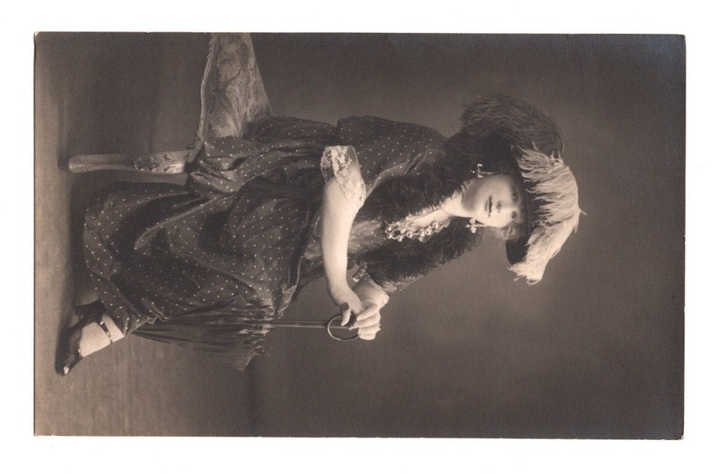 Antieke Fotokaart Dame met Lorgnet en Waaier, Ophalen of Verzenden, 1920 tot 1940, Ongelopen, Overige thema's