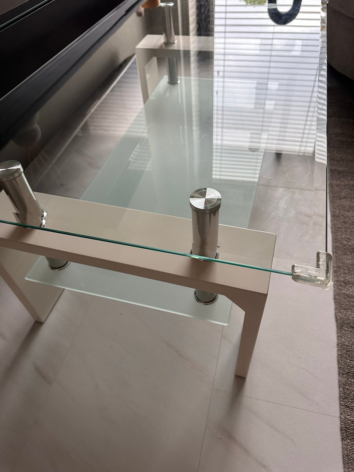 Glazen salontafel met wit onderstel, Huis en Inrichting, Tafels | Salontafels, Ophalen, Gebruikt, 100 tot 150 cm, 50 tot 100 cm