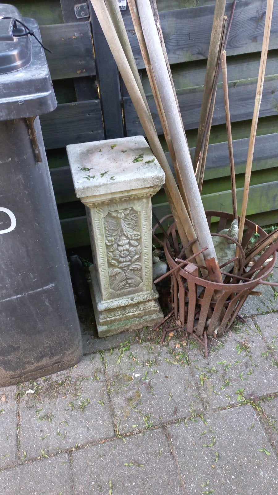 Decoratieve stenen sokkel met bloemenreliëf, Ophalen, Gebruikt, Beton, Overige typen