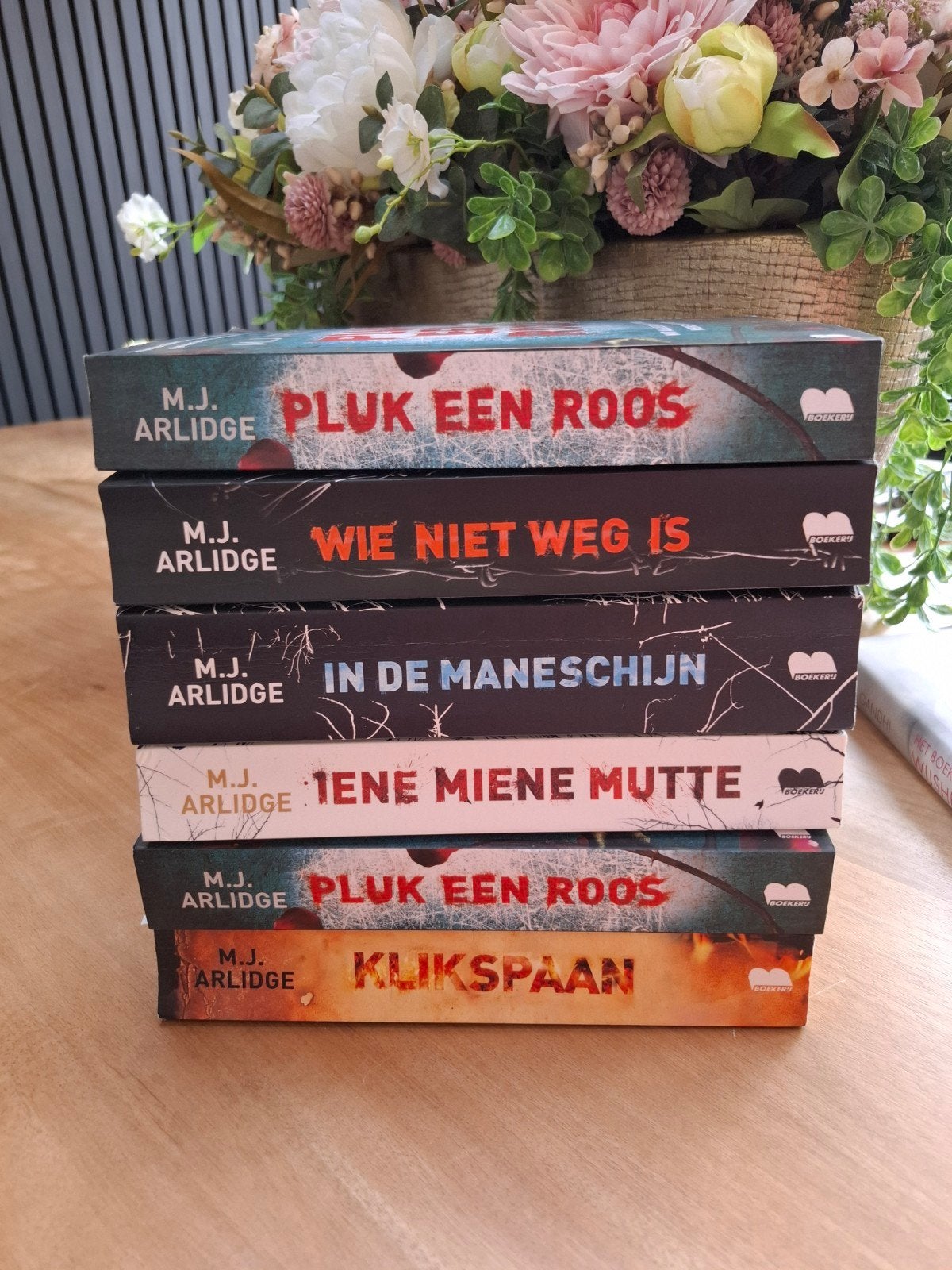M.J. Arlidge Boekenpakket - 6 thrillers, Boeken, Ophalen of Verzenden, Gelezen, M.J. Arlidge, Europa overig