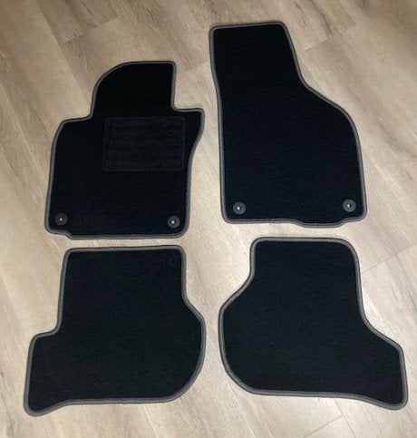 Mattenset voor een Volkswagen Golf 5, Info@schoenek.de, Volkswagen, Gabor-SchÃ¶nek-StraÃŸe 1 -5, 93149 Nittenau, Nieuw