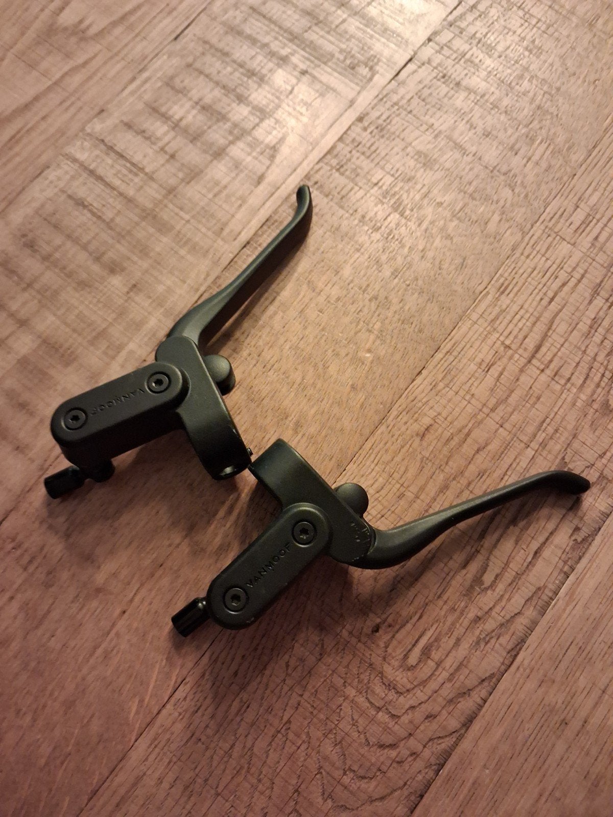 Foto 5 van vanmoof s3 remhendels links en recht zeer netjes
