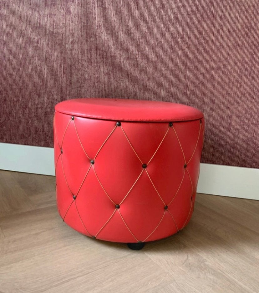 Vintage/Retro Skai Poef - Rood, Huis en Inrichting, Banken | Voetenbanken en Poefen, Gebruikt, Rond, Ophalen of Verzenden, Minder dan 50 cm