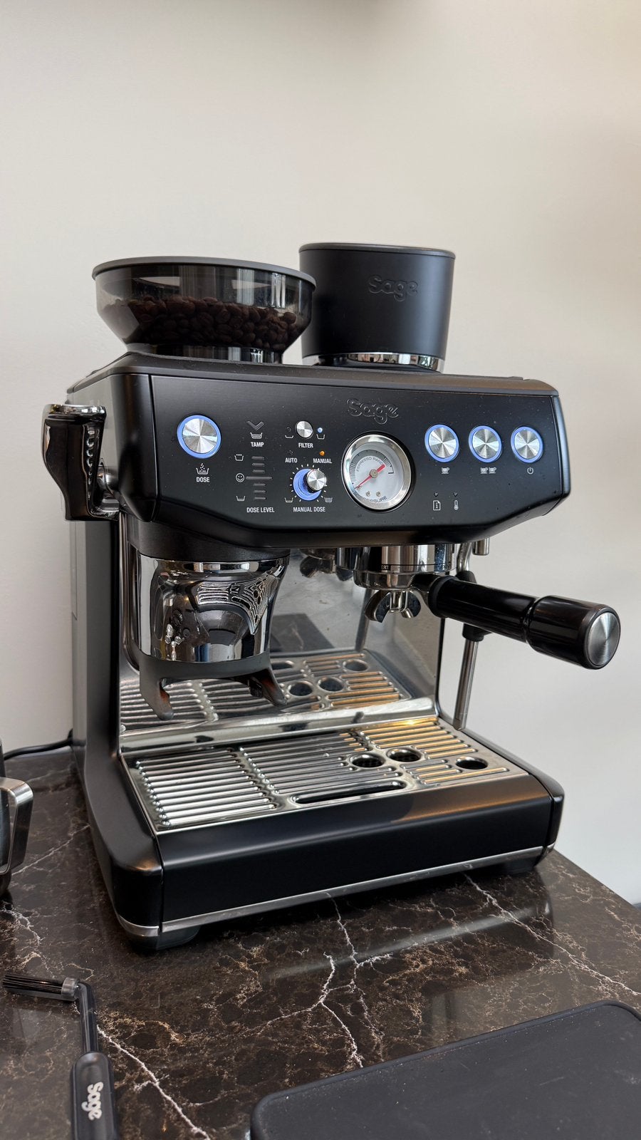 Sage Barista Impress Black Truffle + veel accessoires, Witgoed en Apparatuur, Koffiezetapparaten, Ophalen, Espresso apparaat