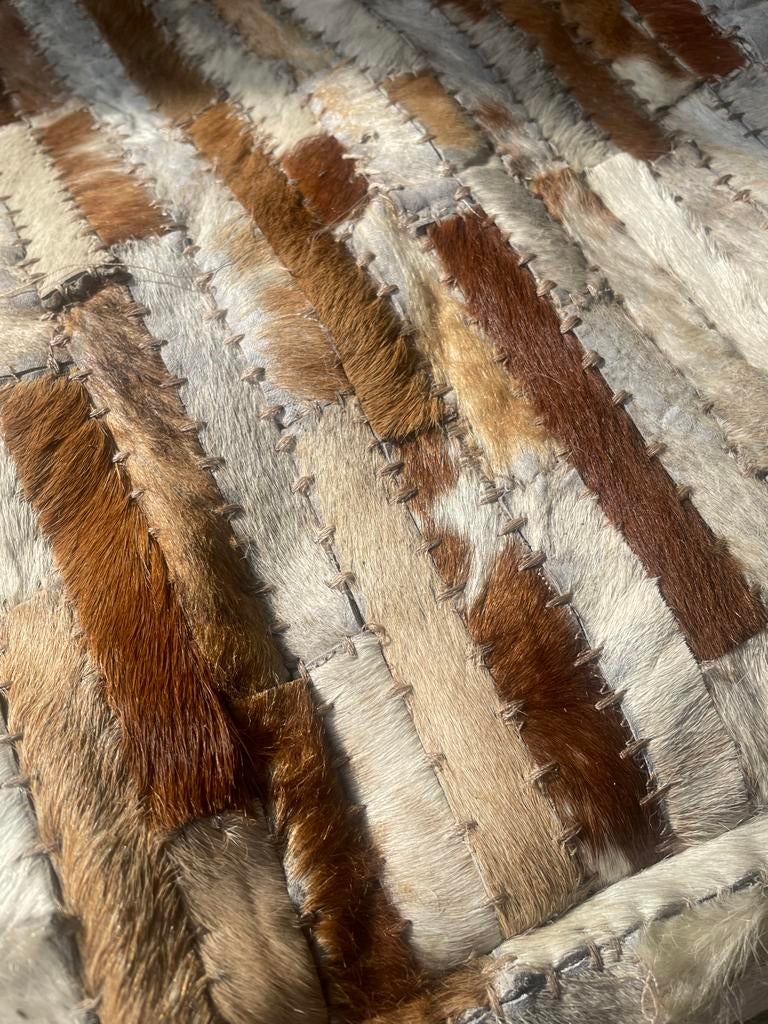Unieke poef van koeienhuid - Patchwork design, Huis en Inrichting, Banken | Voetenbanken en Poefen, Zo goed als nieuw, 50 tot 75 cm