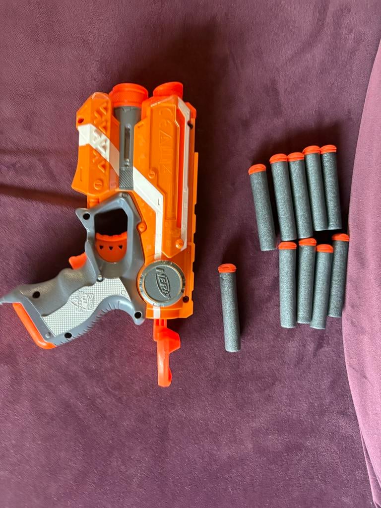 Nerf pistool met houder, 10 pijltjes en richtlampje, Ophalen of Verzenden, Gebruikt, Jongen of Meisje