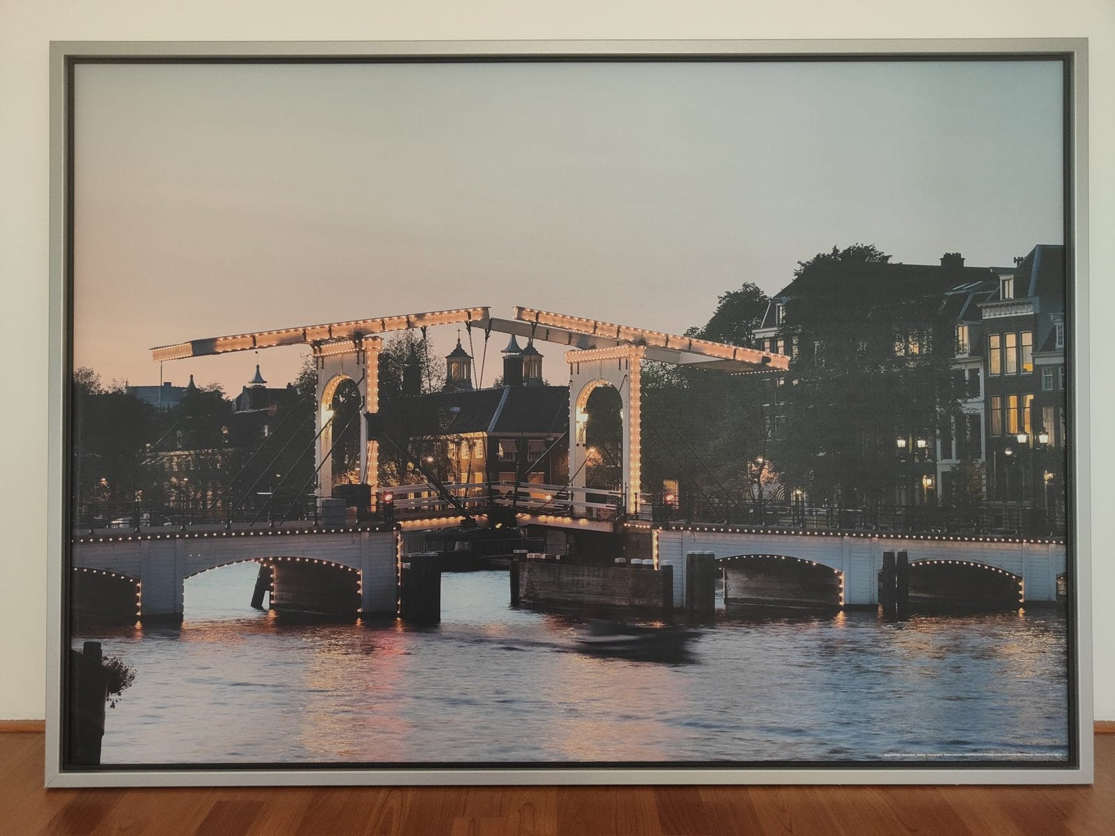 Magere brug poster Amsterdam incl lijst, Realistisch, Ophalen of Verzenden, Stads- / dorpsgezicht, Ingelijst
