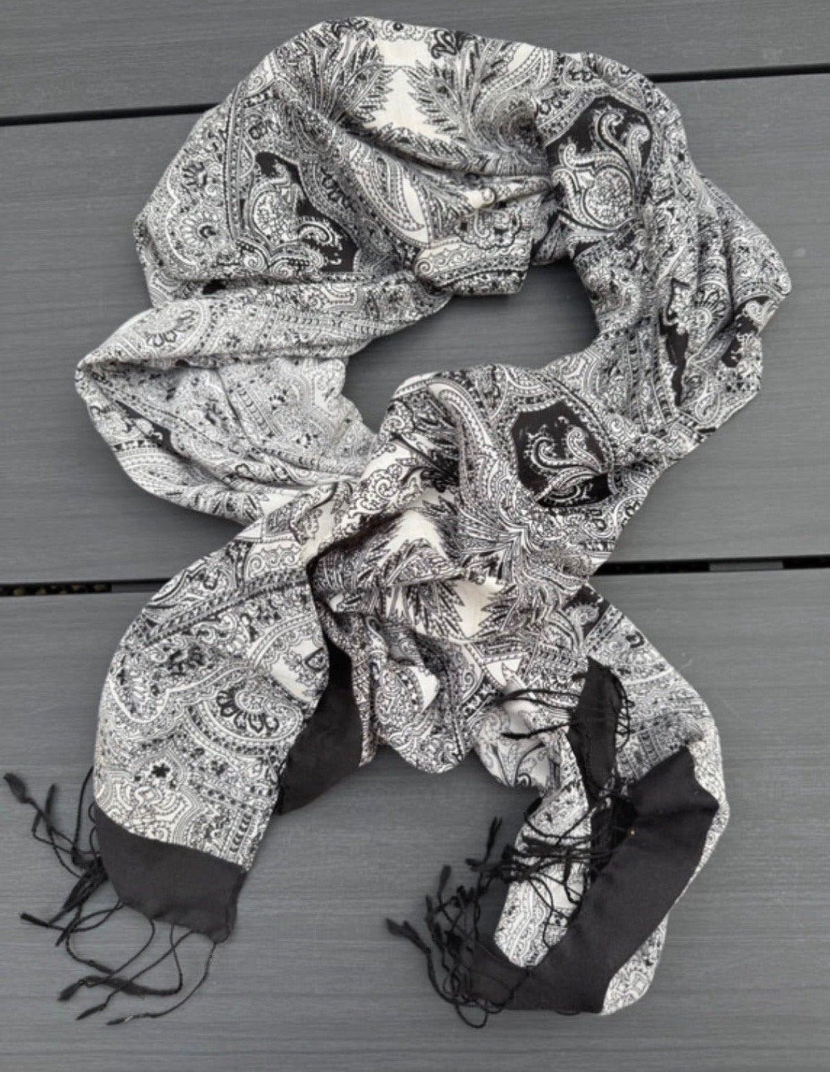 Romano Zwart/Witte Paisley Sjaal - 180x70cm Polyester, Kleding | Dames, Ophalen of Verzenden, Nieuw, Sjaal