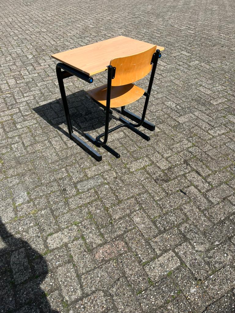 Schooltafels en schoolstoelen te koop, Huis en Inrichting, Bureaus, Ophalen, Hout, Schoolbureau, Zo goed als nieuw