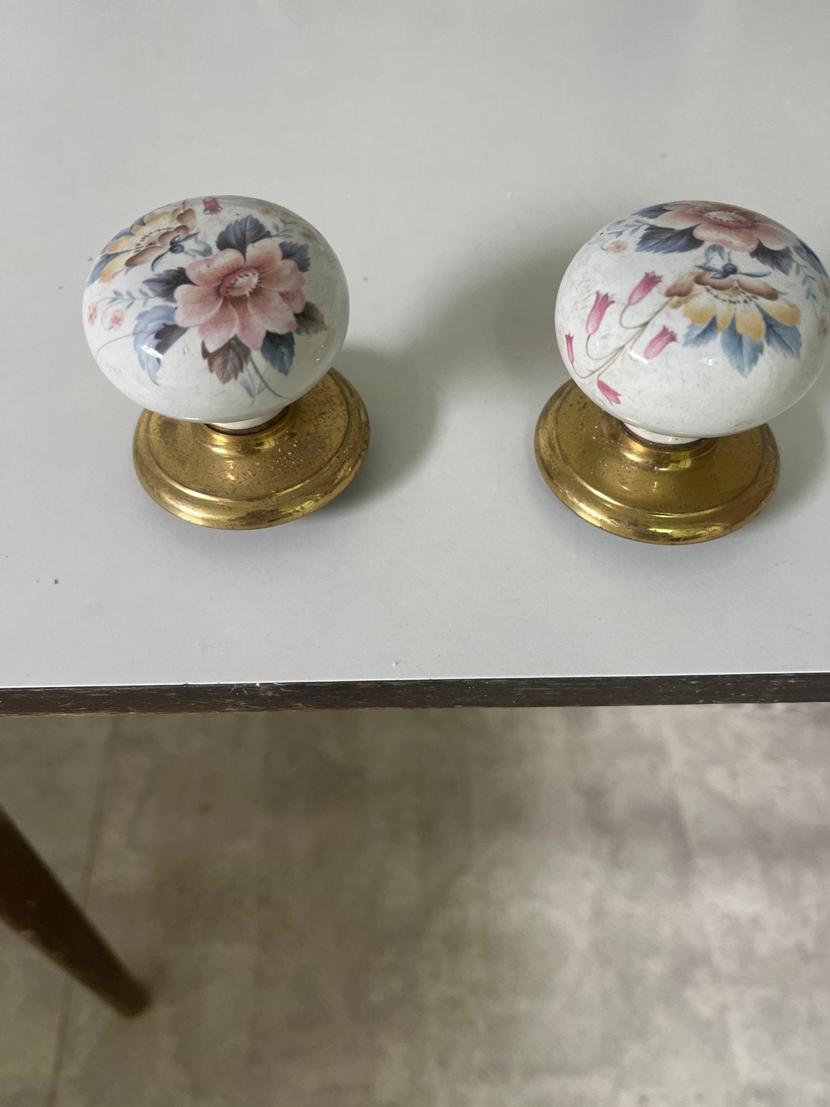Set van 2 Vintage Porseleinen Deurknoppen met Bloemen, Ophalen of Verzenden, Gebruikt, Koper of Messing, Klink of Kruk