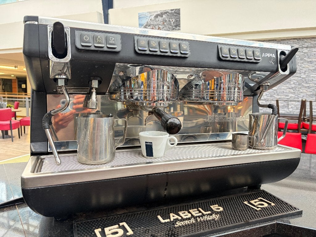 Nuova Simonelli Appia 2-groeps espressomachine 2021, Witgoed en Apparatuur, Koffiezetapparaten, Espresso apparaat, 10 kopjes of meer