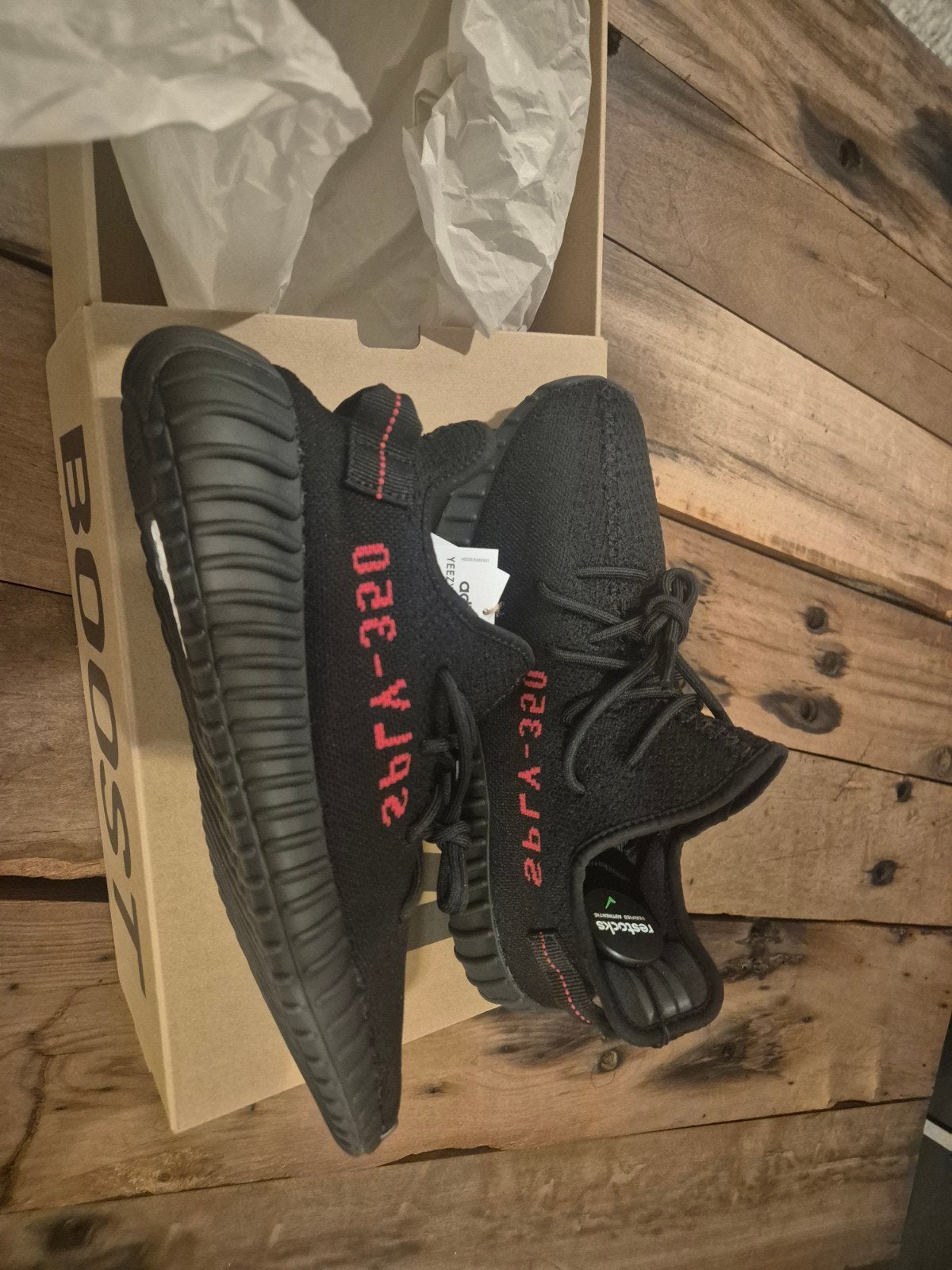 Yeezy 350 V2 Core Black Red, Ophalen of Verzenden, Nieuw, Zwart