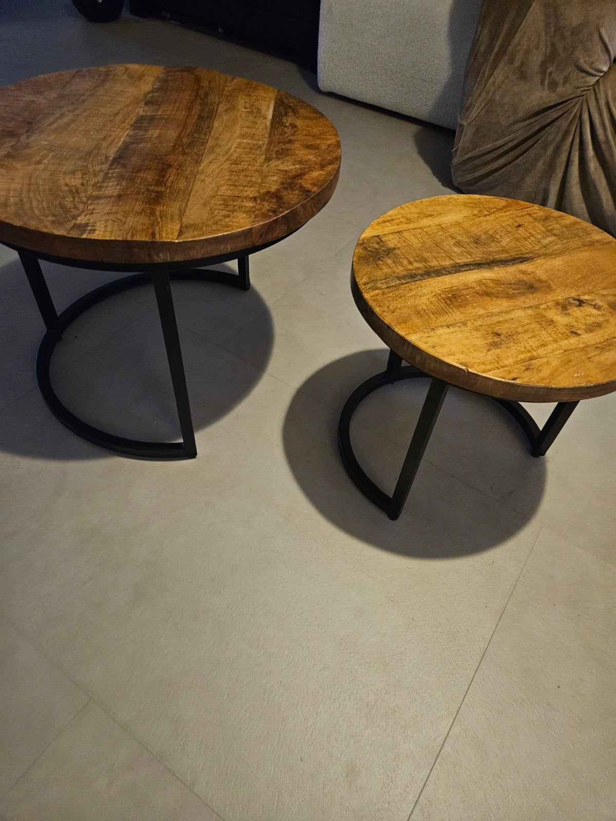 Set van 2 mango houten tafeltjes - Gebruikt, Huis en Inrichting, Minder dan 45 cm, Minder dan 55 cm, Gebruikt, Rond