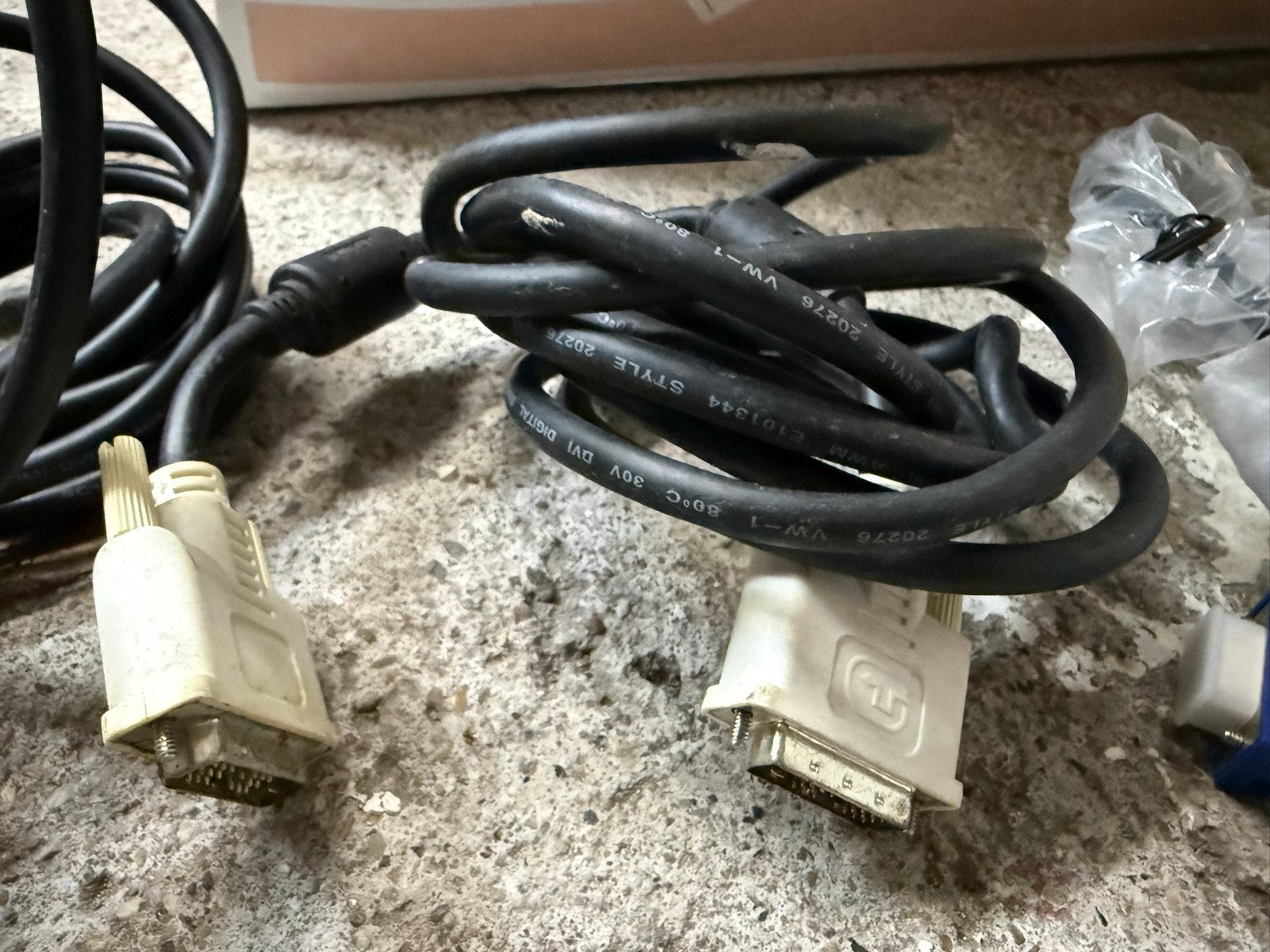 VGA, DVI, HDMI naar DVI kabels - €1 per kabel, Ophalen of Verzenden, Gebruikt