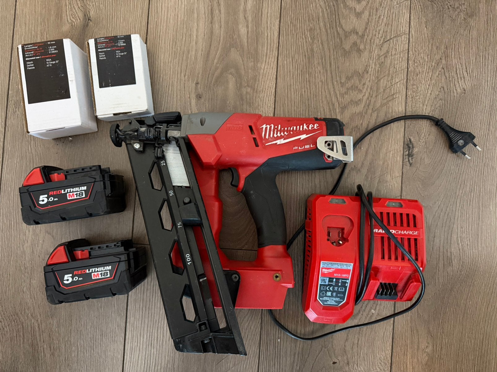 milwaukee CN16GA Nagelpistool met 2 accu’s lader en nagels, Doe-het-zelf en Verbouw, Ophalen of Verzenden