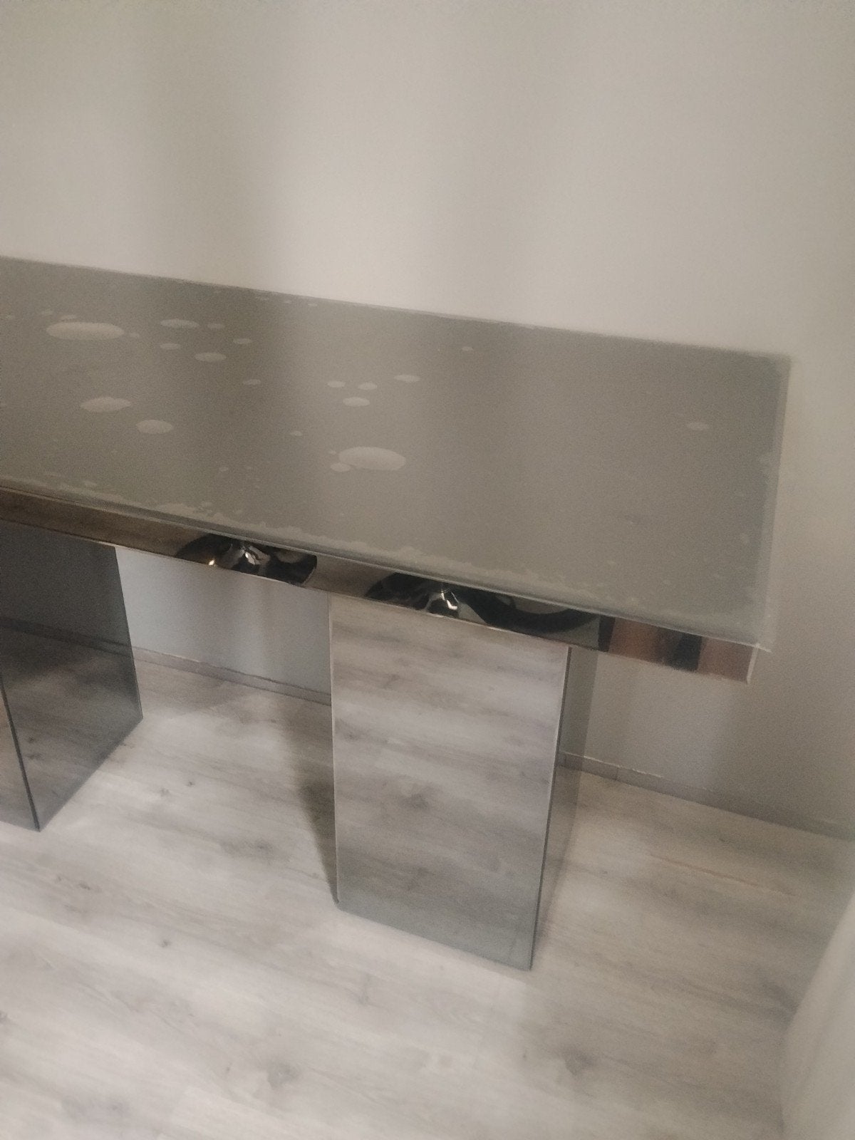 Moderne spiegelende eettafel met barkrukken, Ophalen, Gebruikt, 50 tot 100 cm, Glas