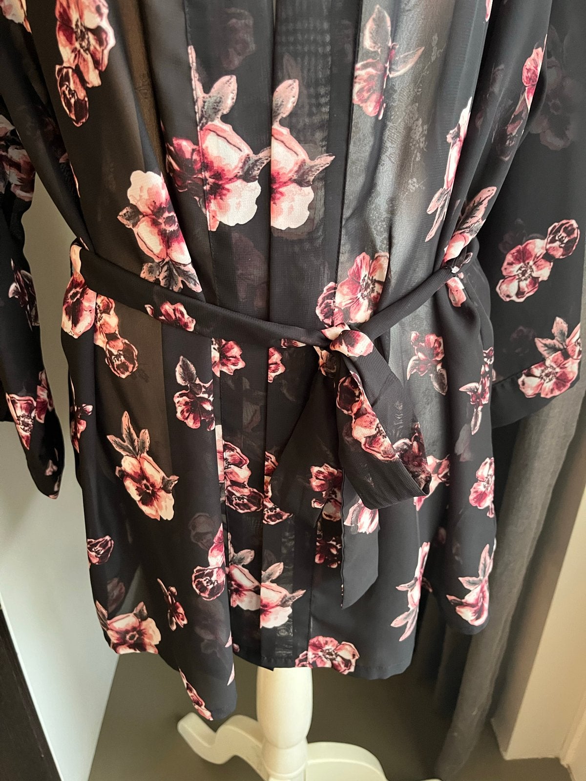 Zwarte kimono blouse met bloemenprint - H&M Divided maat M, Kleding | Dames, Blouses en Tunieken, Ophalen of Verzenden, Zo goed als nieuw