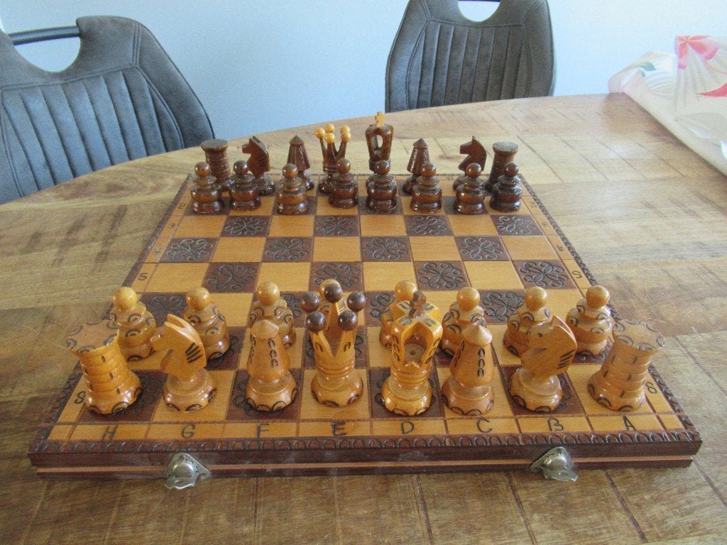 Uitgesneden Schaakspel schaakbord grote houten kist koffer, Hobby en Vrije tijd, Ophalen of Verzenden