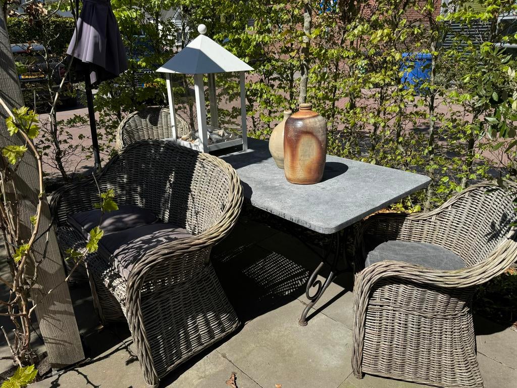 Belgisch hardsteen tuintafel met 4 rotan zitpl  + windlicht, Gebruikt, Ophalen of Verzenden, Overige materialen, 4 zitplaatsen