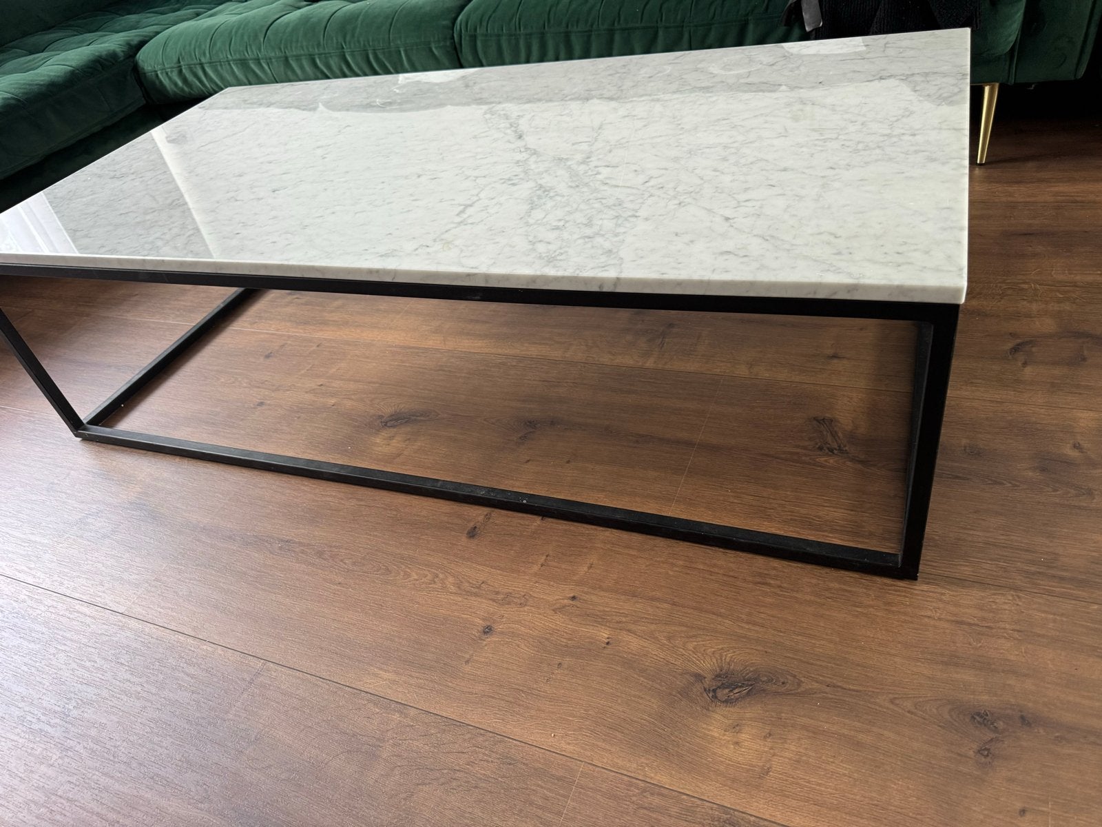 LAATSTE WEEKSalontafel met marmeren blad & metalen onderstel, Huis en Inrichting, Tafels | Salontafels, Ophalen, Gebruikt, 100 tot 150 cm