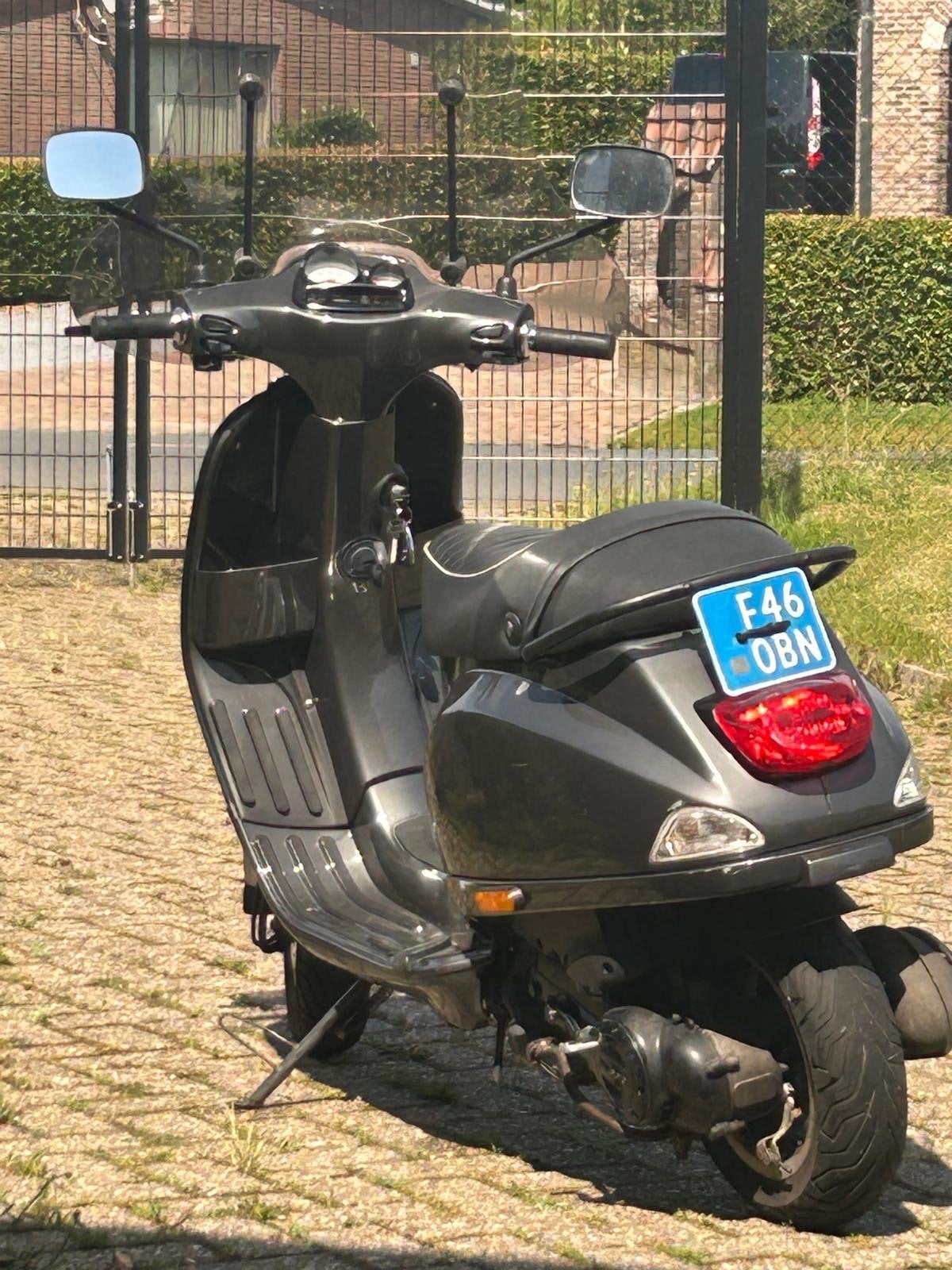 Piaggio vespa Scooter - Grijs, inclusief helm, Gebruikt, Maximaal 45 km/u, Ophalen of Verzenden, Fly