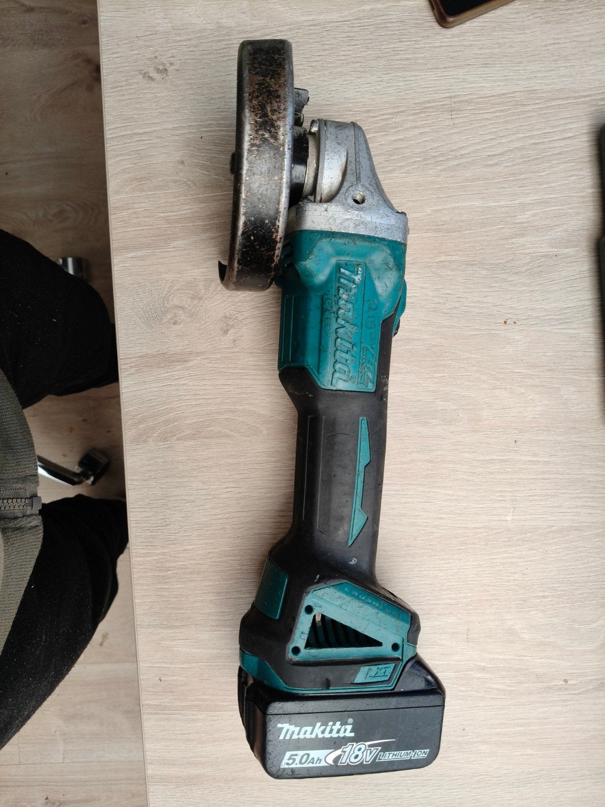 Makita DGA504 18V LXT Haakse Slijper 125mm + 5.0Ah Accu, Ophalen of Verzenden, Gebruikt, Haakse handslijpmachine
