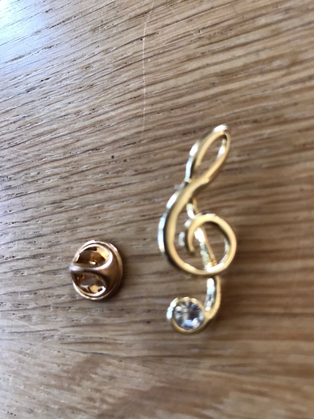 Goudkleurige broche vioolsleutel, Sieraden, Tassen en Uiterlijk, Ophalen of Verzenden, Gebruikt, Goud