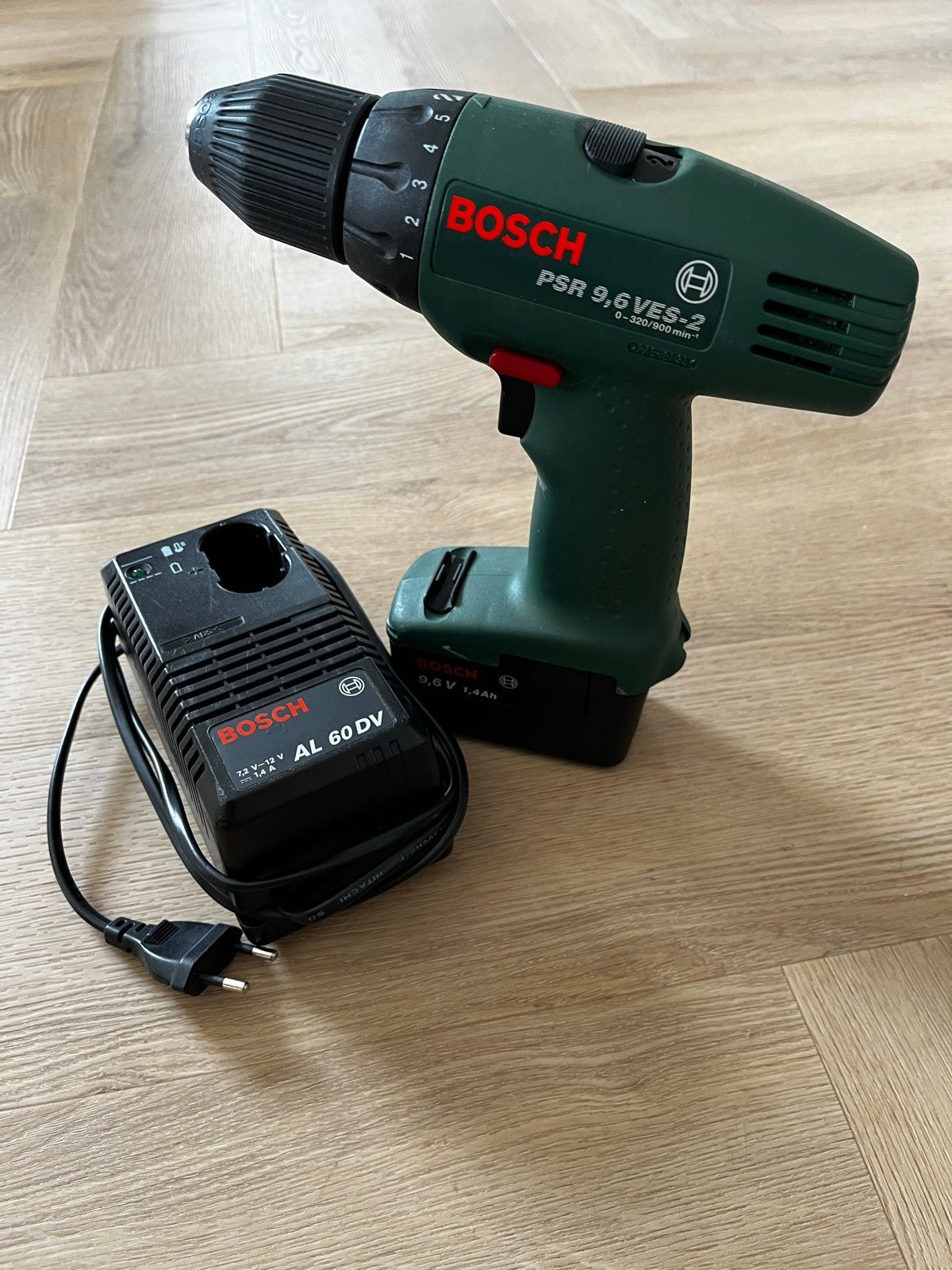 Bosch PSR 9,6 VES-2 Accuboormachine met lader, Doe-het-zelf en Verbouw, Ophalen, Gebruikt, Minder dan 400 watt, Boor- en Schroefmachine