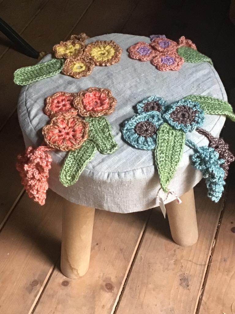 Krukje met robuuste houten poten, Ophalen of Verzenden, Nieuw, Hout