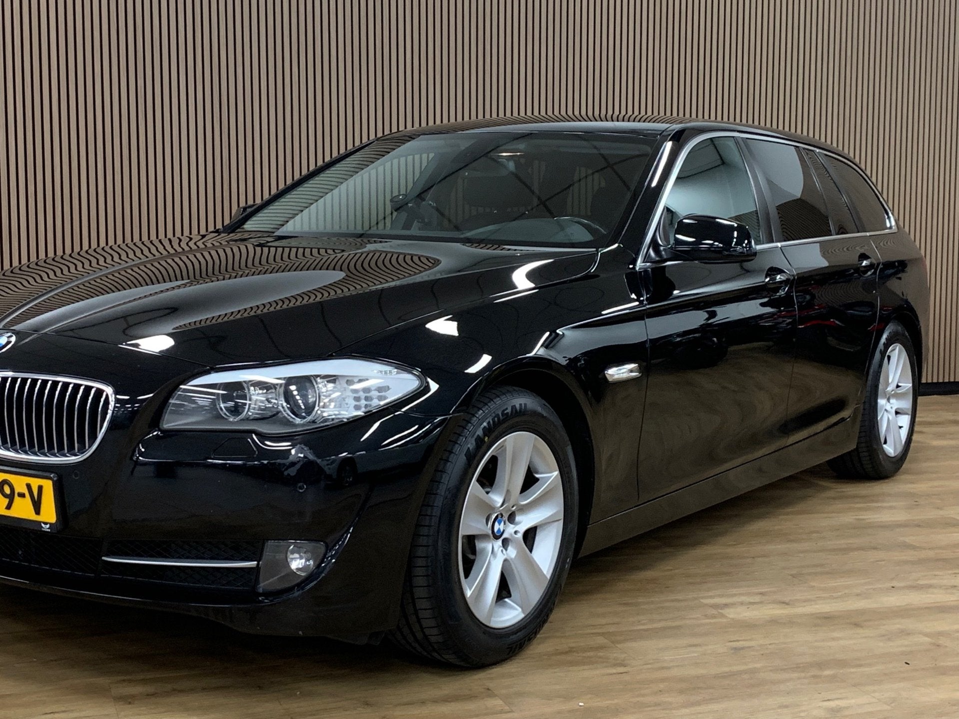 BMW 5-serie Touring 523i High Executive|Navigatie|Climate Co, 13 km/l, Gebruikt, Zwart, Handgeschakeld
