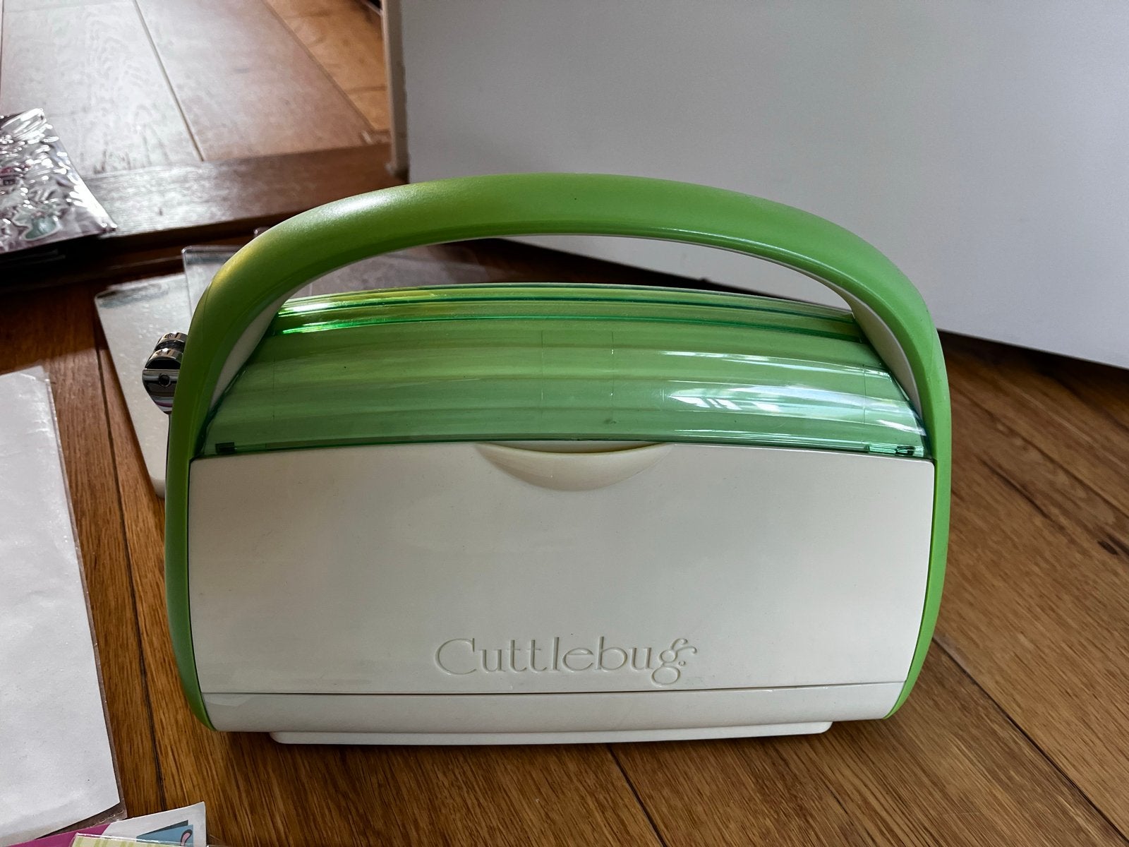 Cuttlebug snij- en embossingmachine met diverse mallen, Geschikt voor snijden, Gebruikt, Groen, Ophalen of Verzenden