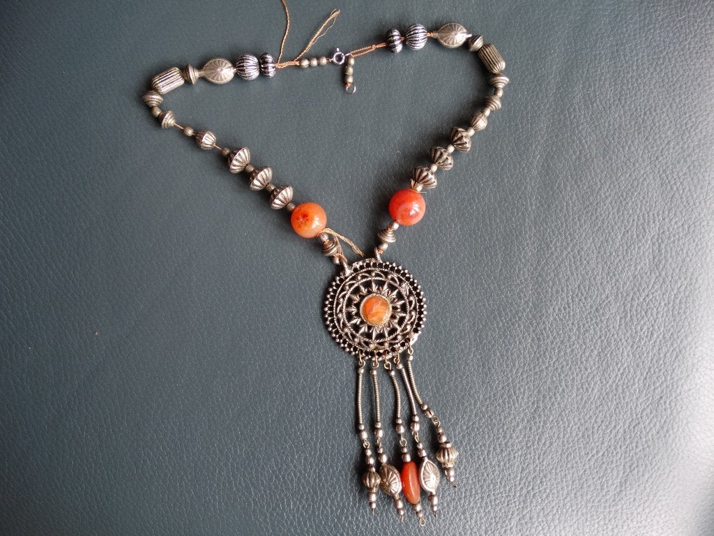 Oude mandala ketting met metalen kralen, pompoen en carneool, Sieraden, Tassen en Uiterlijk, Antieke sieraden, Verzenden, Overige materialen