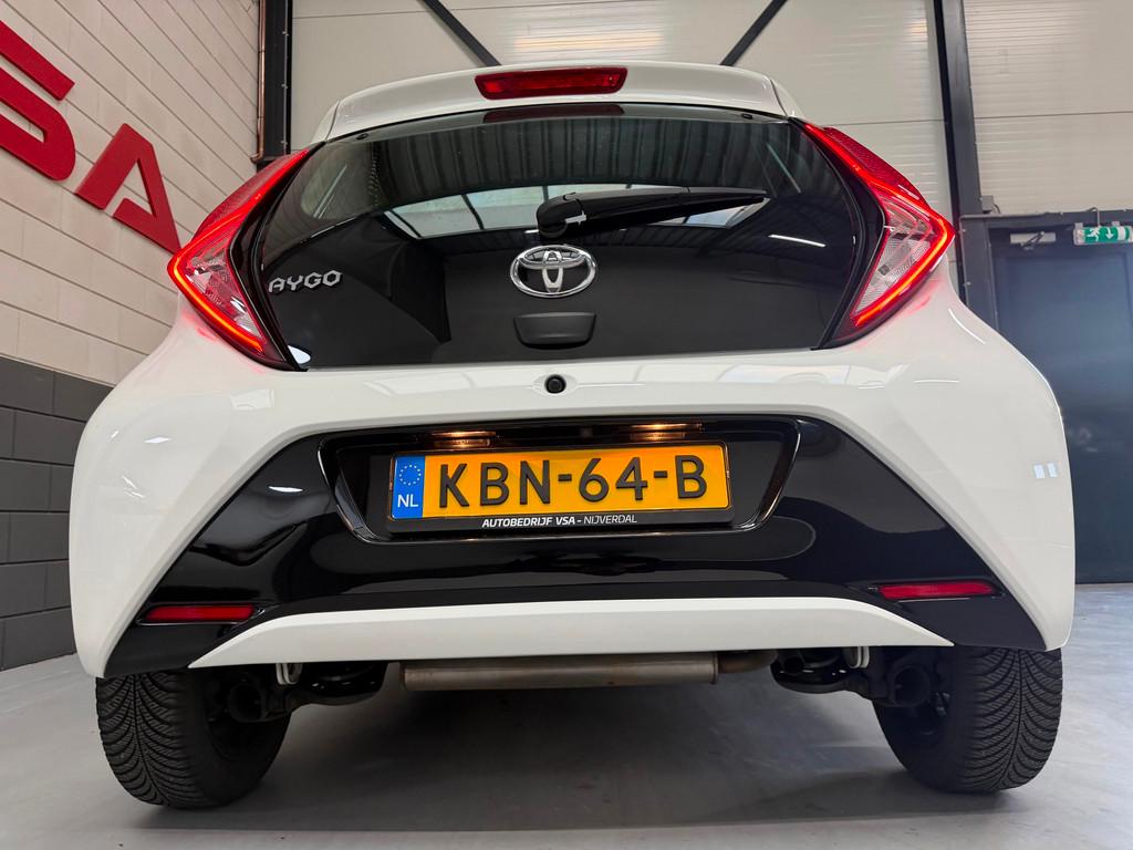 Toyota Aygo 1.0 VVT-i x-play|Carplay|Flippers|Airco|Camera|T, Stof, Gebruikt, Met garantie (alle), 4 stoelen