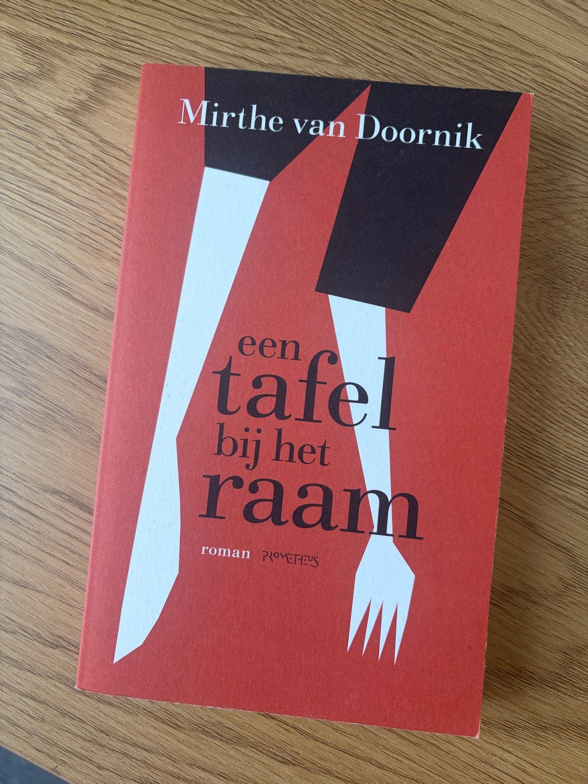Een tafel bij het raam - Mirthe van Doornik (roman), Ophalen of Verzenden, Gelezen, Nederland